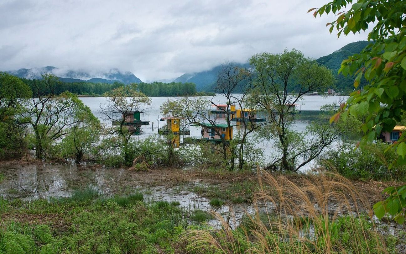 Vista da baía do lago nas montanhas